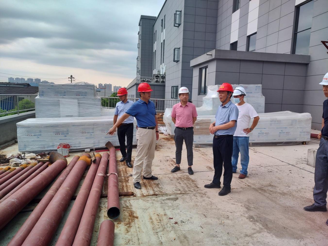 戰(zhàn)高溫 送清涼 公司領(lǐng)導(dǎo)慰問一線施工人員